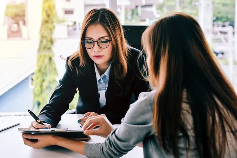 businesswoman-signing-business-document