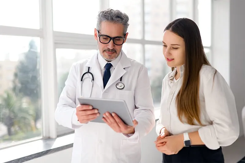 doctor-having-conversation